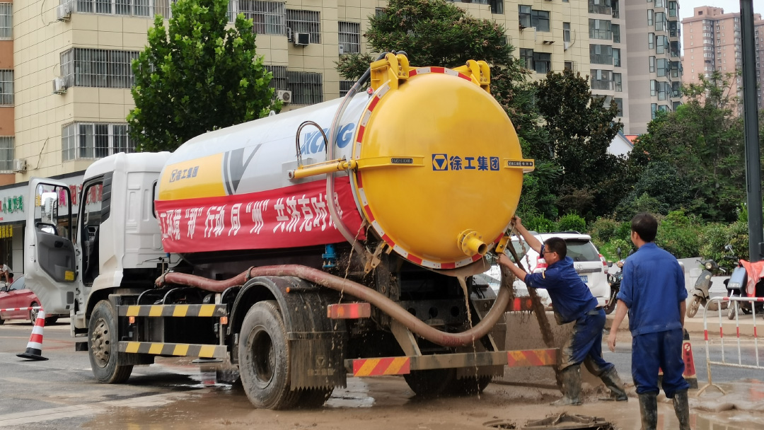 w66吸污车驰援郑州特大暴雨